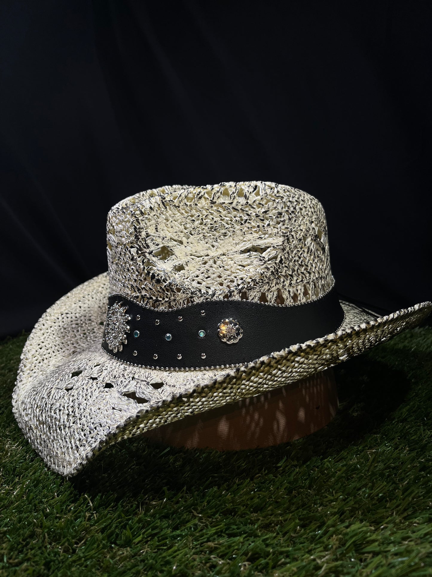 White Distressed Straw Cowboy/Cowgirl Hat with Crystal Concho Band – Western Ventilated Style | Correa Hats
