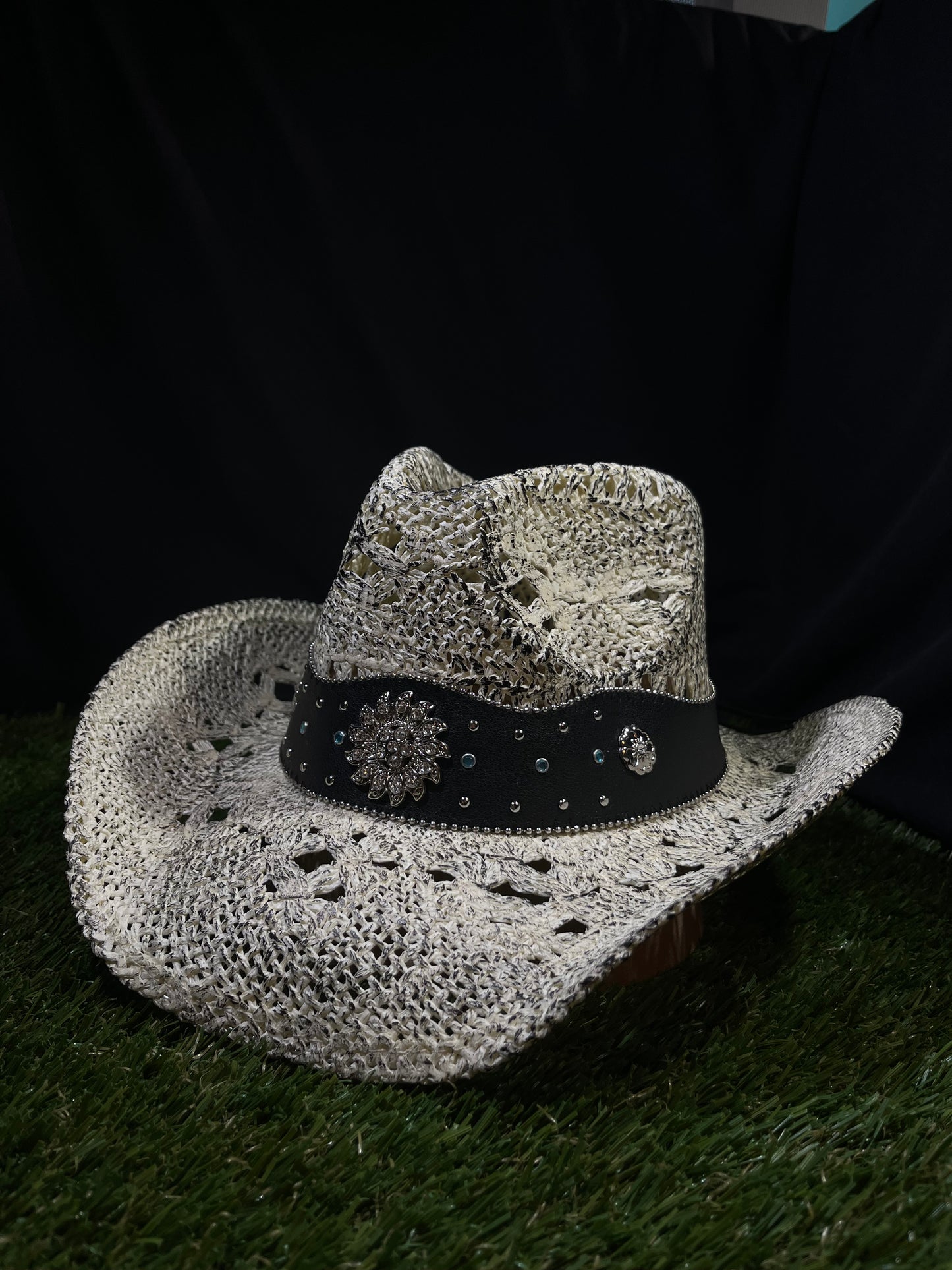 White Distressed Straw Cowboy/Cowgirl Hat with Crystal Concho Band – Western Ventilated Style | Correa Hats